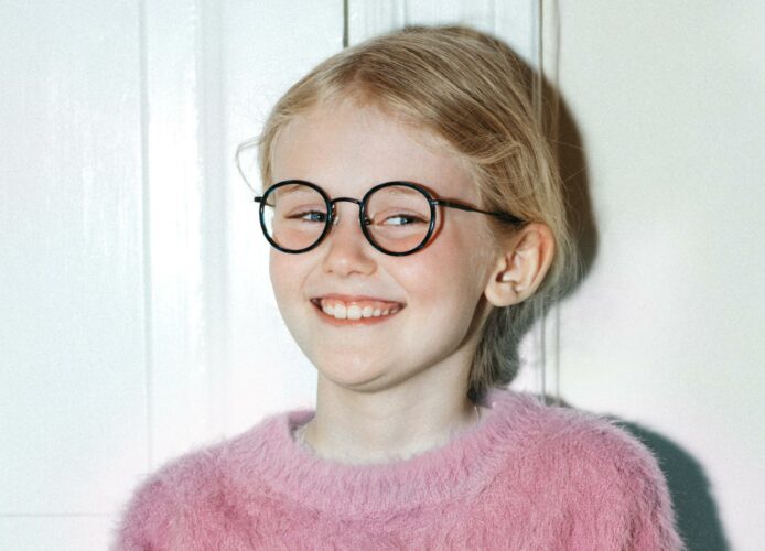 Leende flicka med glasögon